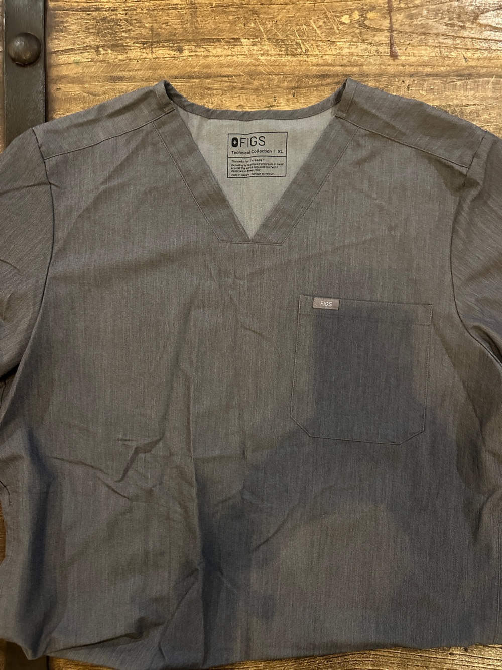 FIGS Men’s V-Neck Top in Charcoal